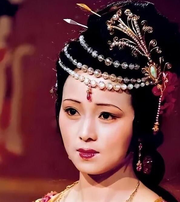 贾珍和秦可卿约会被尤氏发现,红楼梦尤氏和贾蓉关系