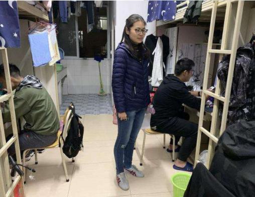 大学女生被室友孤立了怎么办,大学女生被舍友孤立怎么办