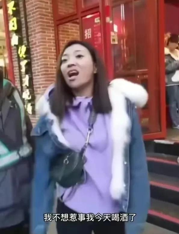 上海打人女子后续：求饶赔5万，真实身份被扒出，小哥让她懵了