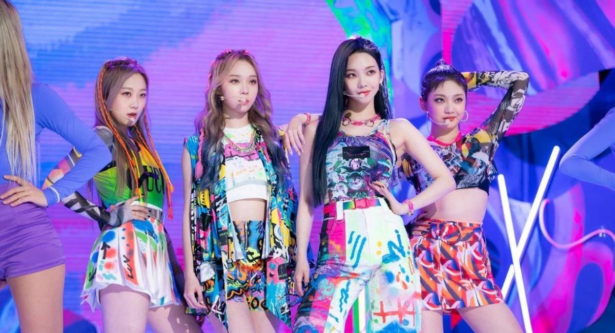 JYP新团出道即受关注，成员雪允因颜值出圈，却被指不尊重粉丝？