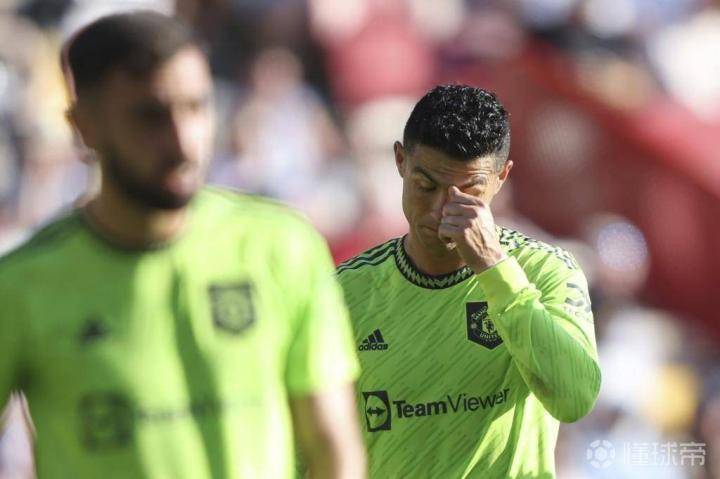 利物浦7:0曼联为什么致敬c罗,足球第1人是梅西还是c罗