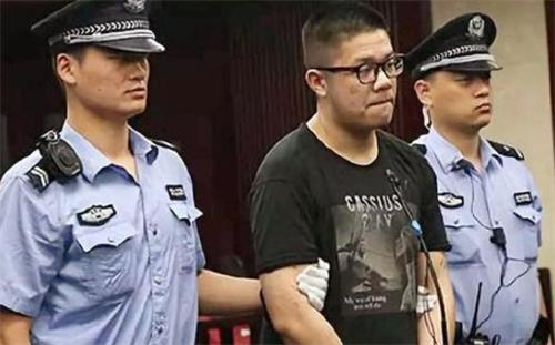 富二代为追女网红花3亿，搞垮家族企业，被抓后网红却跟老外跑了