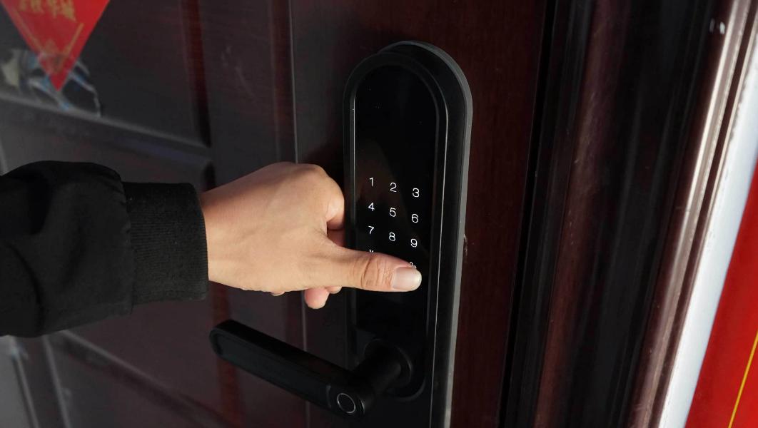 装修公司密码怎么装在门上的,装修公司的密码锁怎么开