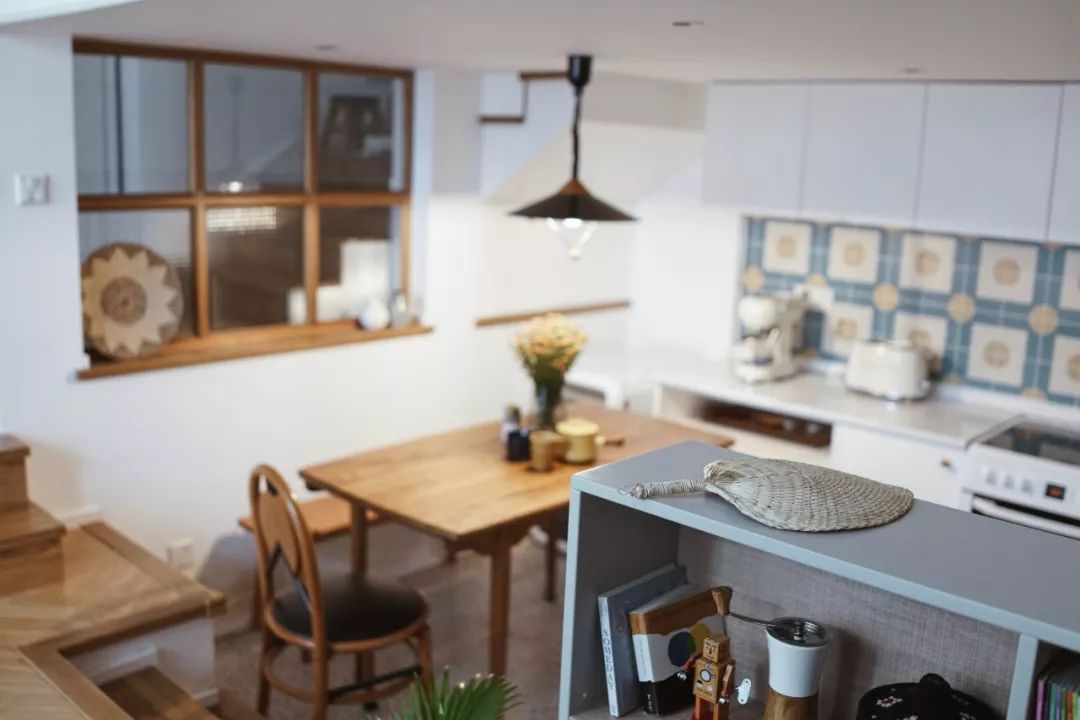 她买下32㎡老旧学区房，为女儿打造小桃园，还有20㎡超舒适大庭院