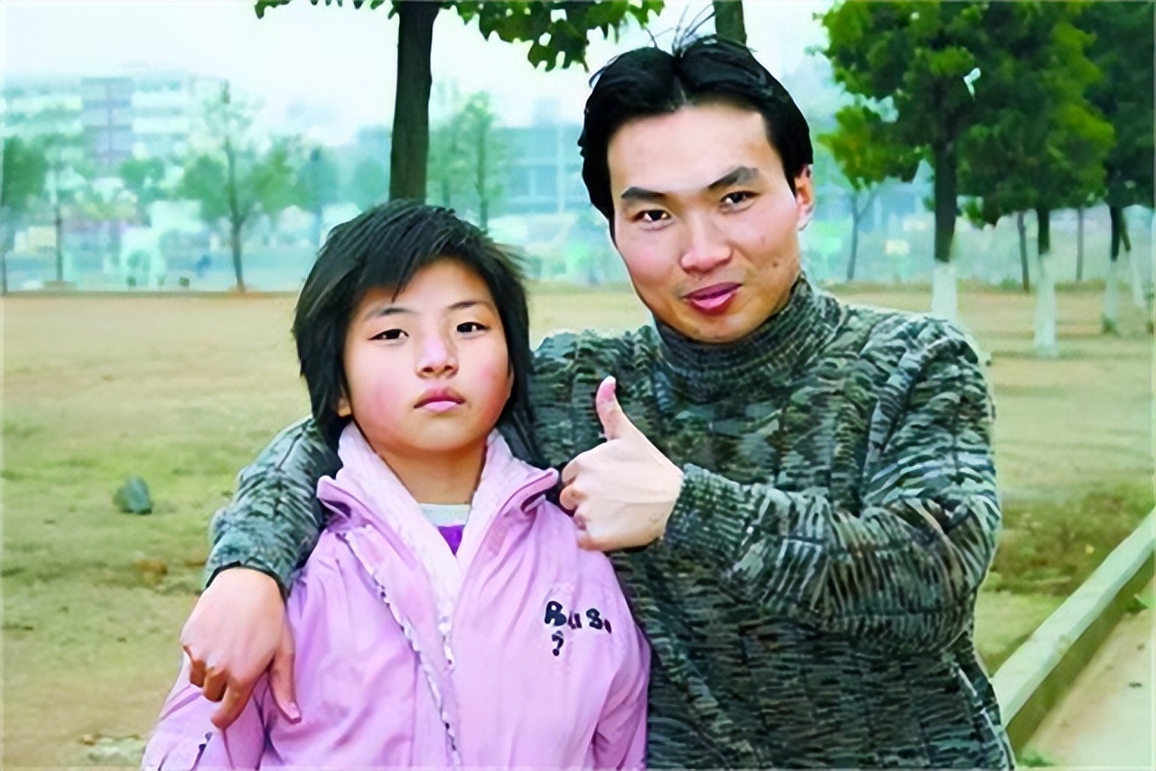 农村穷小伙进城上学捡废品,拾荒小伙供妹妹上大学