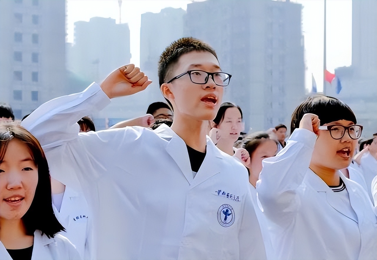 毫无底线!男医生发布女患者私密照,患者隐私到底该如何保护?