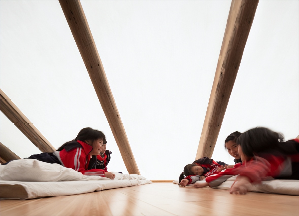 香港长大，留学英国荷兰，Foster工作回国创业，用可持续逻辑设计