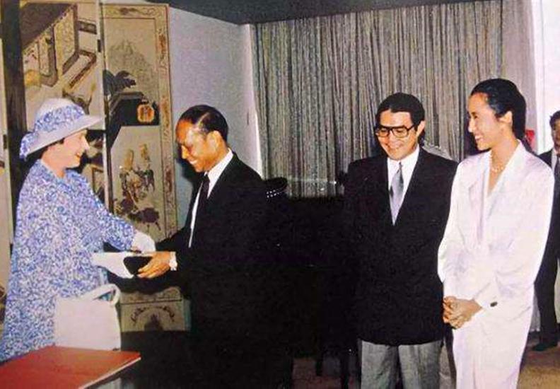 36年前英女王访华，霍英东买了一辆顶配劳斯莱斯招待，用完直接捐