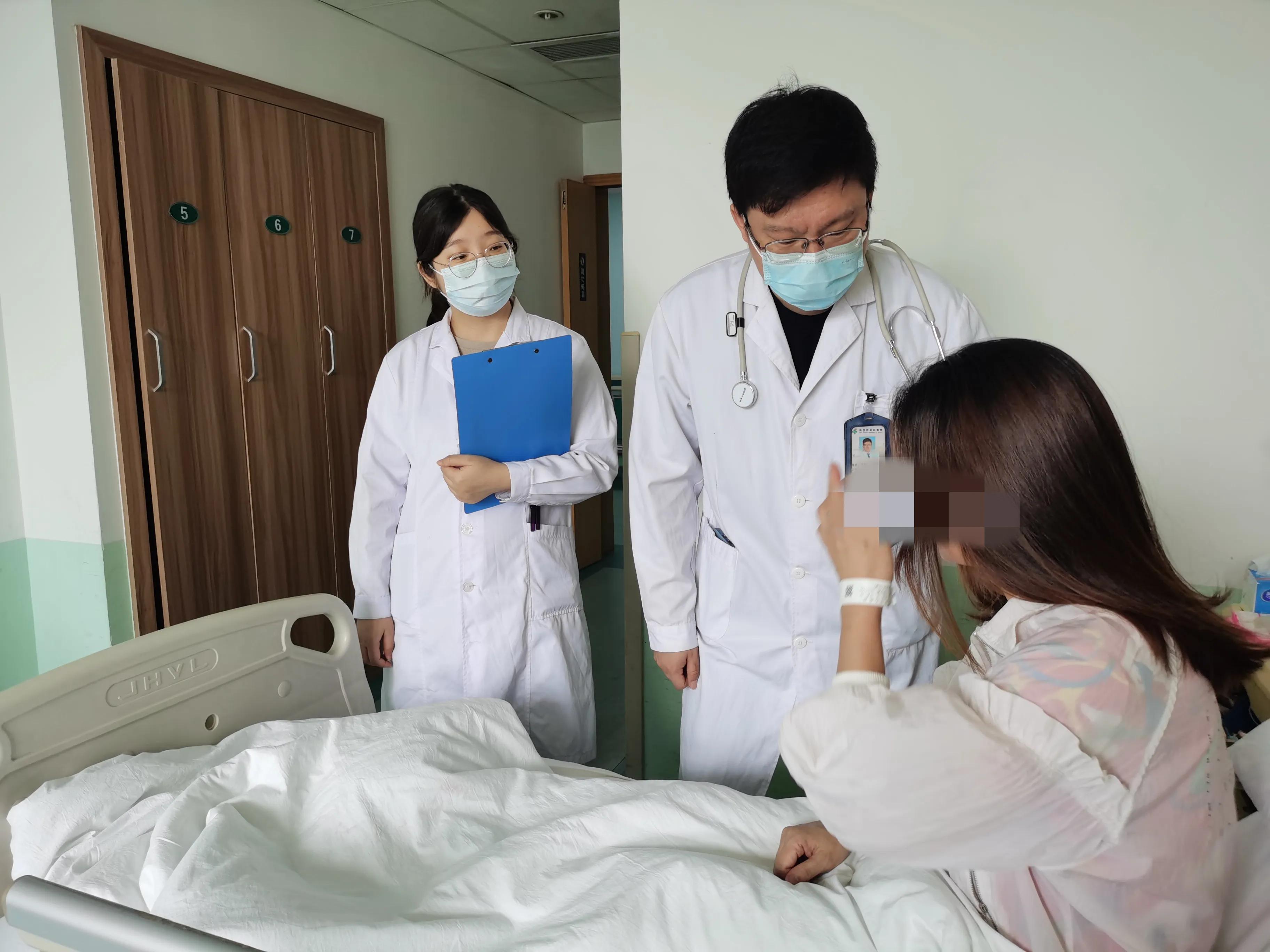 妈妈掉牙是怎么回事,母亲掉牙