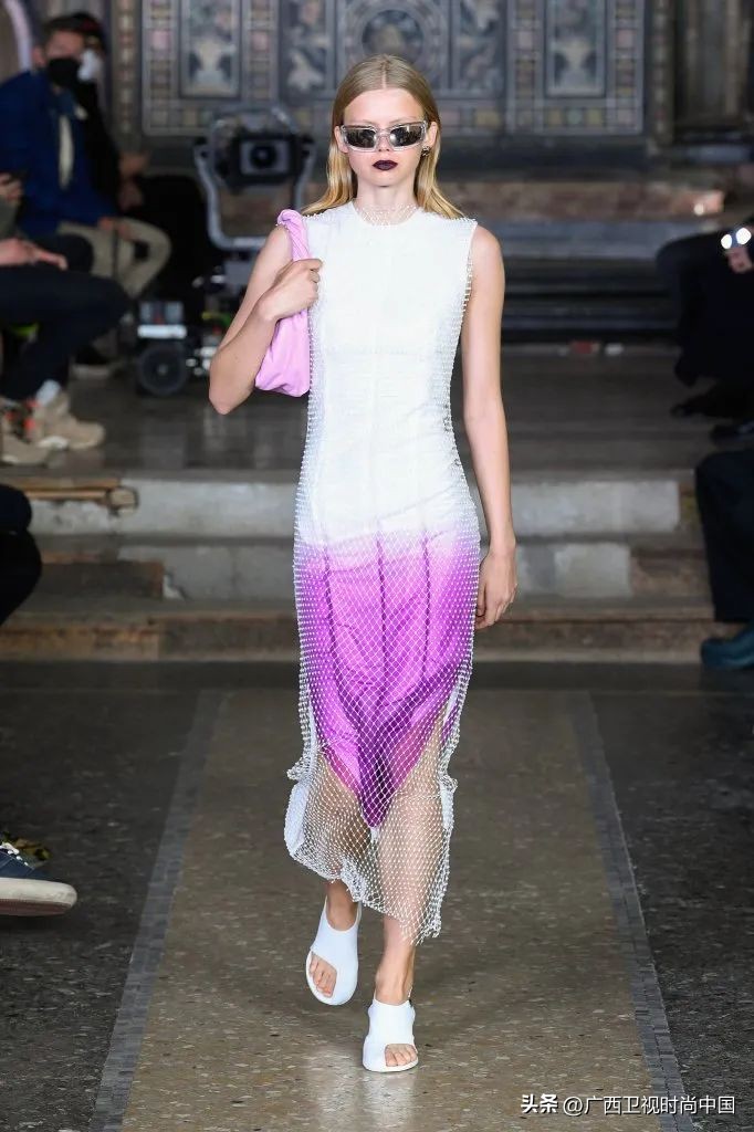 那些秀场上的“丑”鞋子