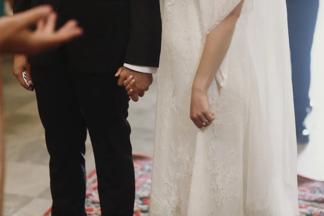 当了二十多年婚礼司仪,我发现结婚这事儿不能细想