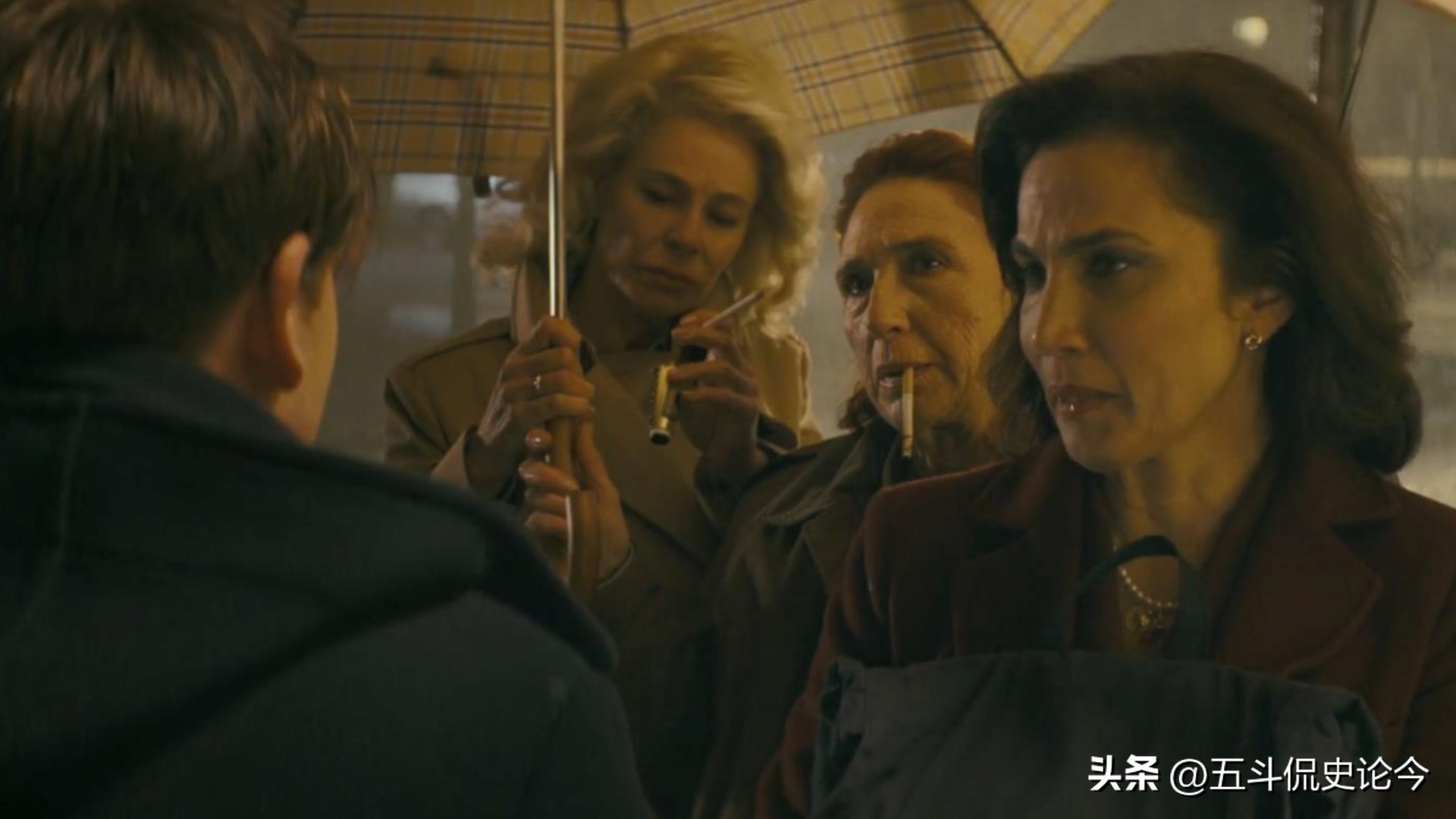 西班牙悬疑电影老太太,西班牙驱魔电影有女巫拿水晶球的