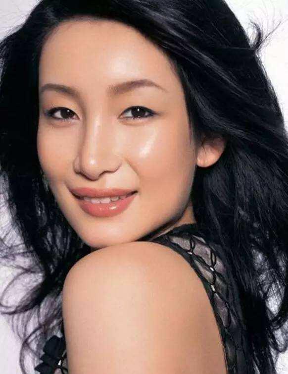 女子割双眼皮失败像瞪眼,女明星割双眼皮对比照