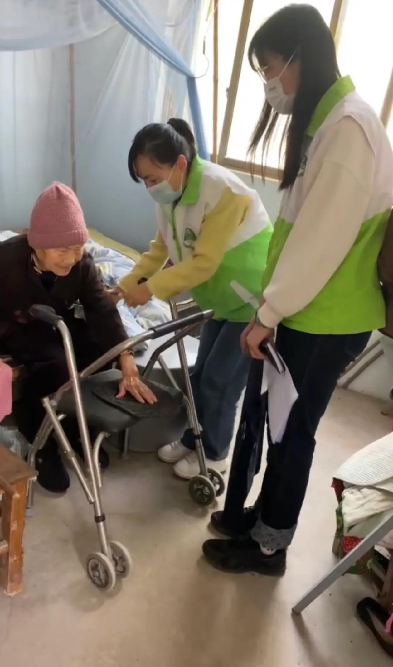 公益接力救助空巢老人我们在行动 (警民暖心救助空巢老人让老人安心)