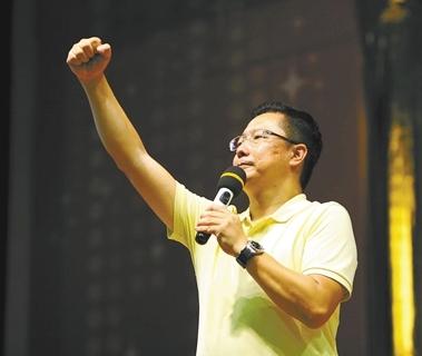 10年前,那个曾教3亿人疯狂英语,被曝家暴丑闻的李阳,如今怎样了