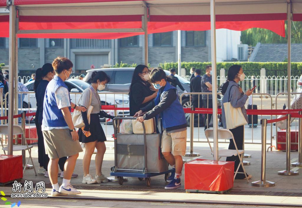 贸大新学期：金秋送爽喜迎莘莘学子丹桂飘香共祝美好明天