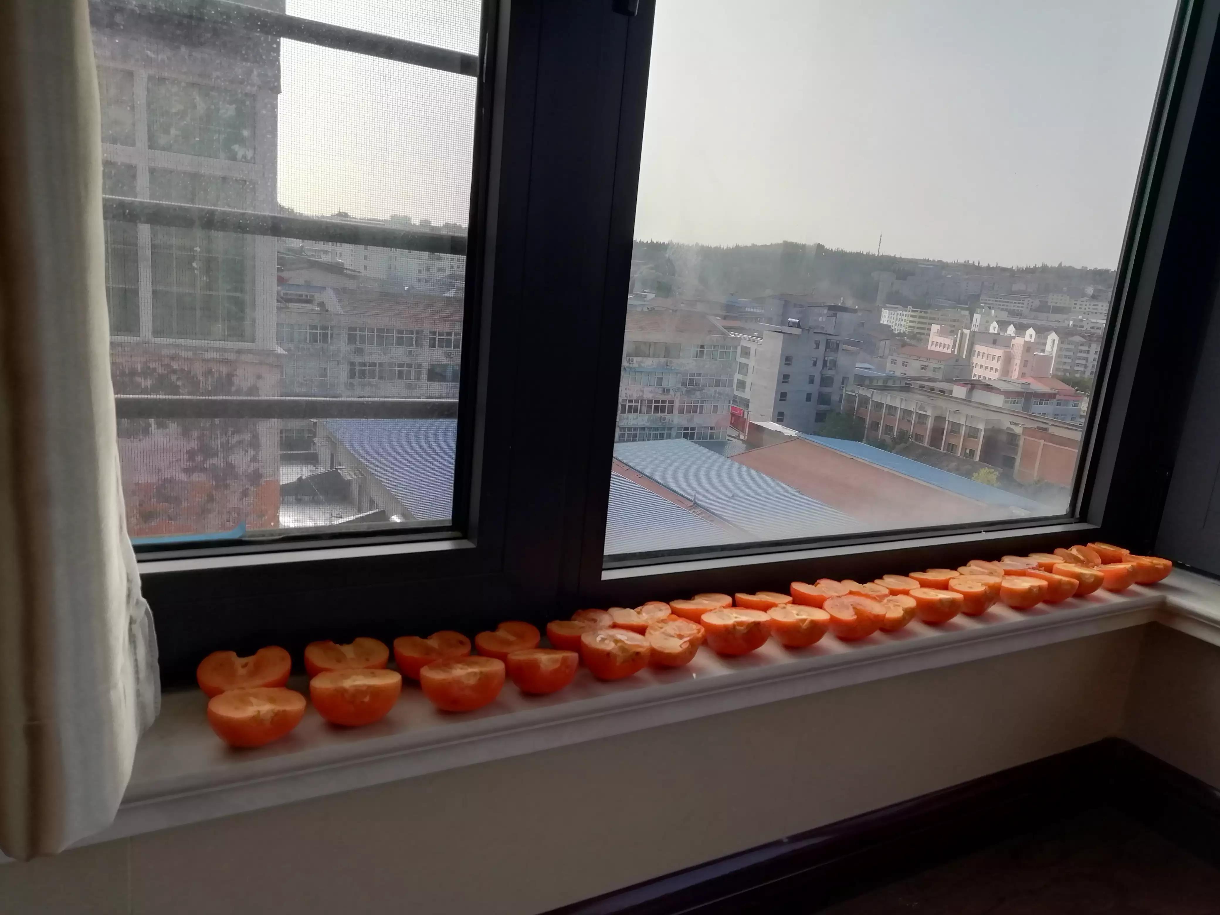 北方农村的孩子，只知道来自南方的桔子，却不认识北方本地的柿子