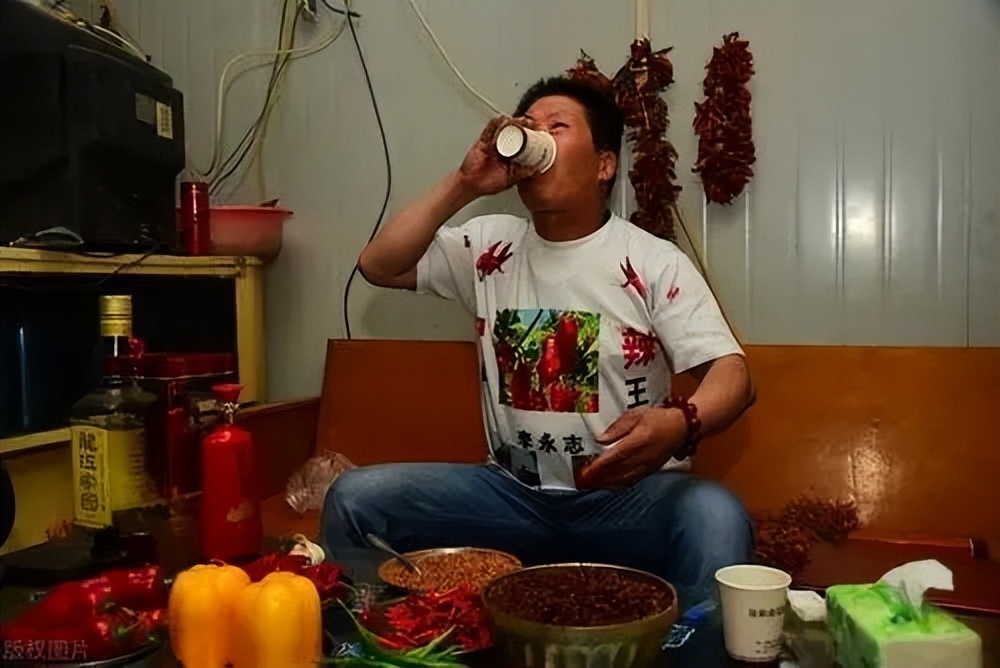 中国辣王李永志挑战最辣辣椒,辣王李永志每天5斤辣椒配白酒