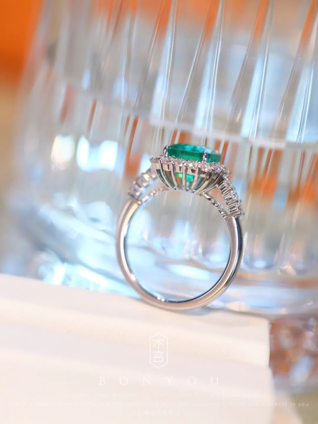 金戒指戴着皮肤过敏是怎么回事,女子戴70克金镯贴膜过敏