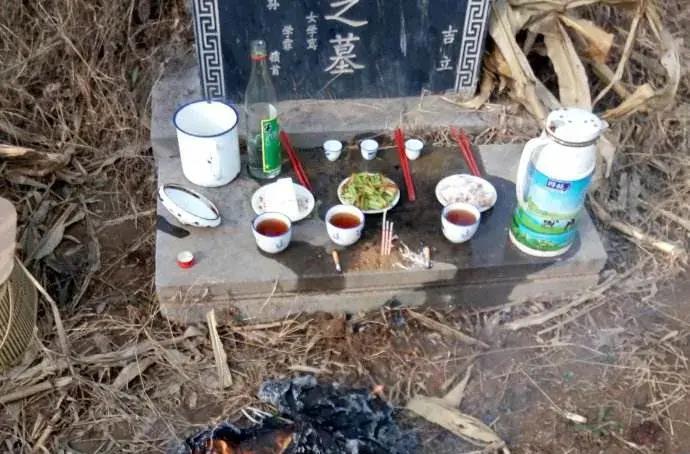 一年有不上二次坟的说法吗,一年不上二次坟有讲究