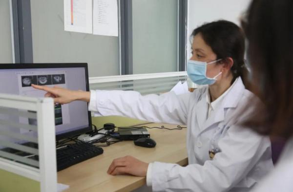 巾帼建功标兵黄小琴以先进的医疗技术医者仁心造福患者的妇科专家