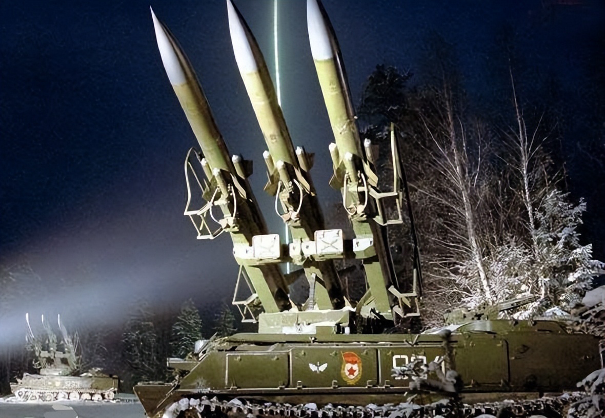 1962年,毛主席见到导弹部队的英雄岳振华,连说了三次“打得好”