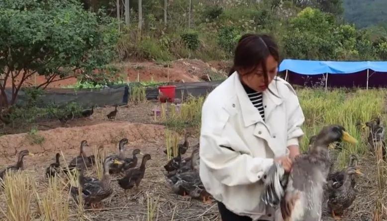 留守妇女老公长期外出打工,留守女人丈夫常年在外打工