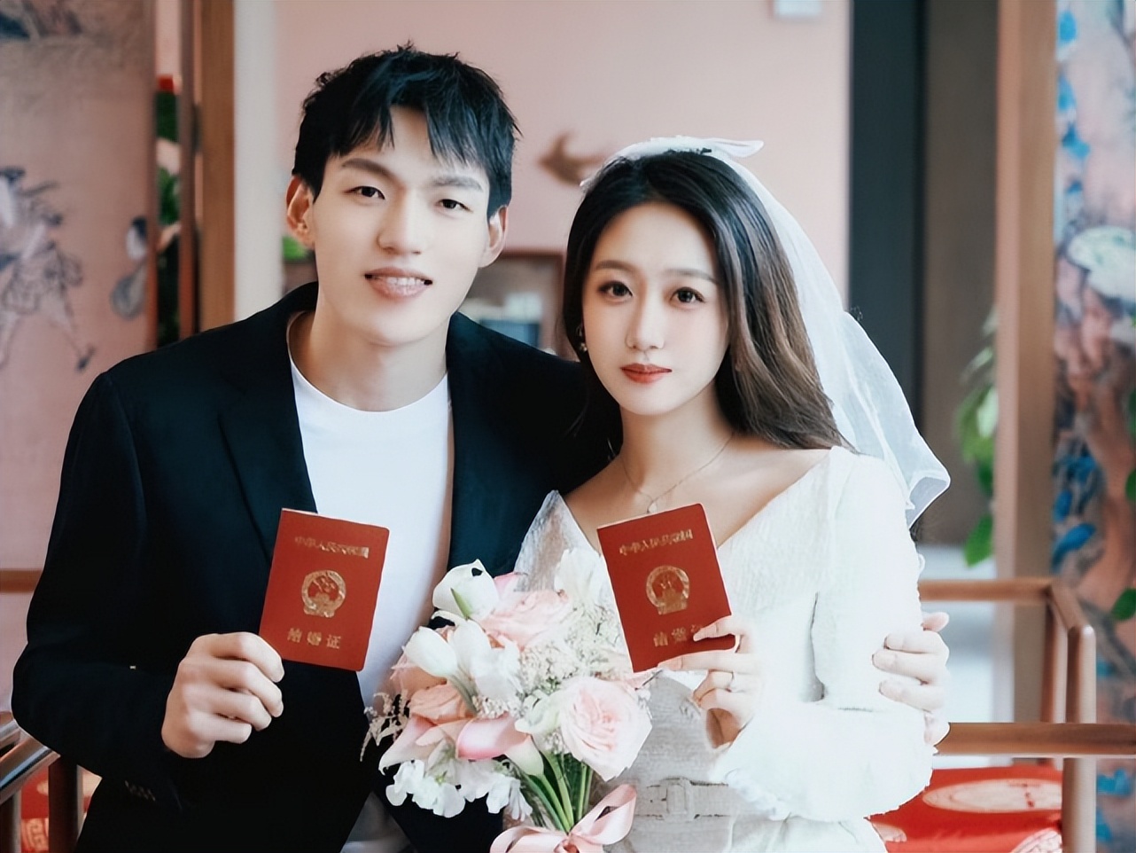 郭艾伦吴前赛后击掌,郭艾伦吴前赛后相拥