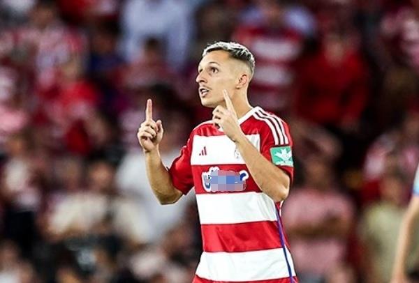 西班牙新10号出炉：身高1米64，西甲过人王！偶像是梅西