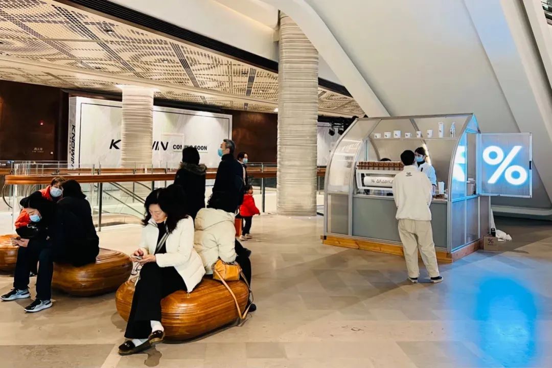 购物中心电梯两边手扶梯陈列 (购物中心顶楼业态规划)