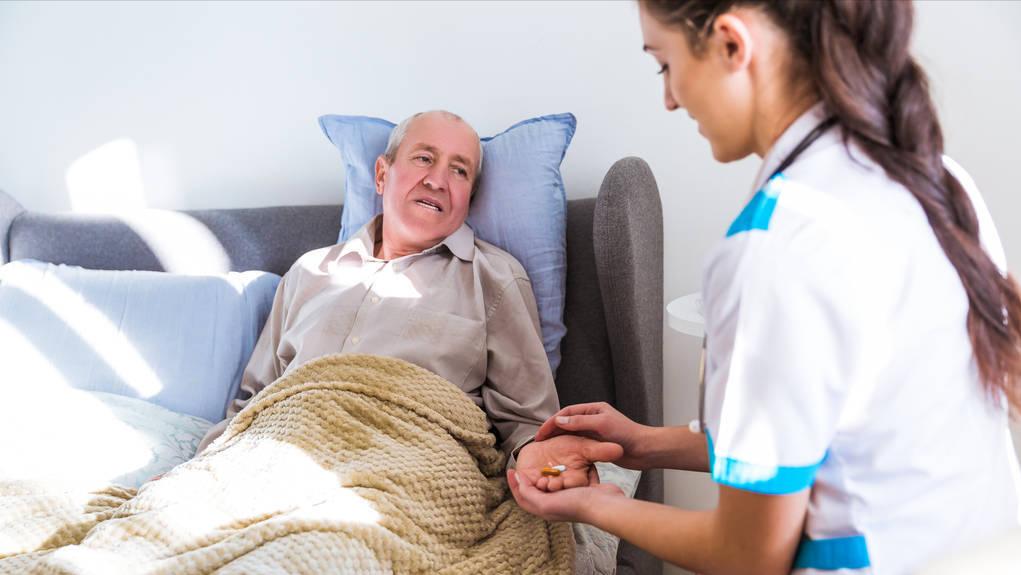 晚年瘫痪在床无法自理怎么办,老人瘫痪在床不能睡是什么原因