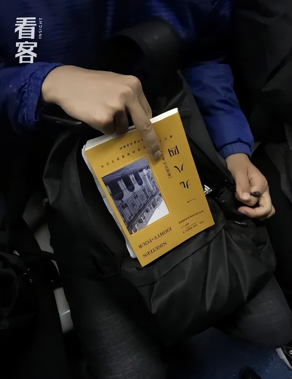 北京通勤路上,她用镜头记录2000个捧着书的人