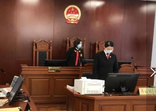 女子曝在法院被女法官抓伤面部,女子在法庭被法官抓伤如何处理的