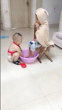 女孩子看起来外表美丽，其实裤袜已经掉到大腿根了！哈哈哈