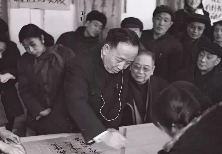 孟姜女庙对联上包含的故事,孟姜女墓前的对联