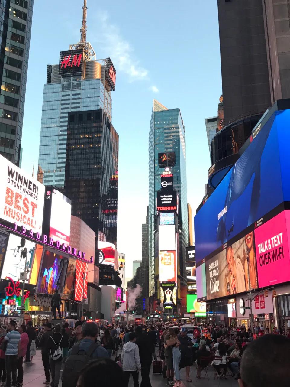 美国时代广场播放中国视频,美国时代广场大屏幕广告费多少