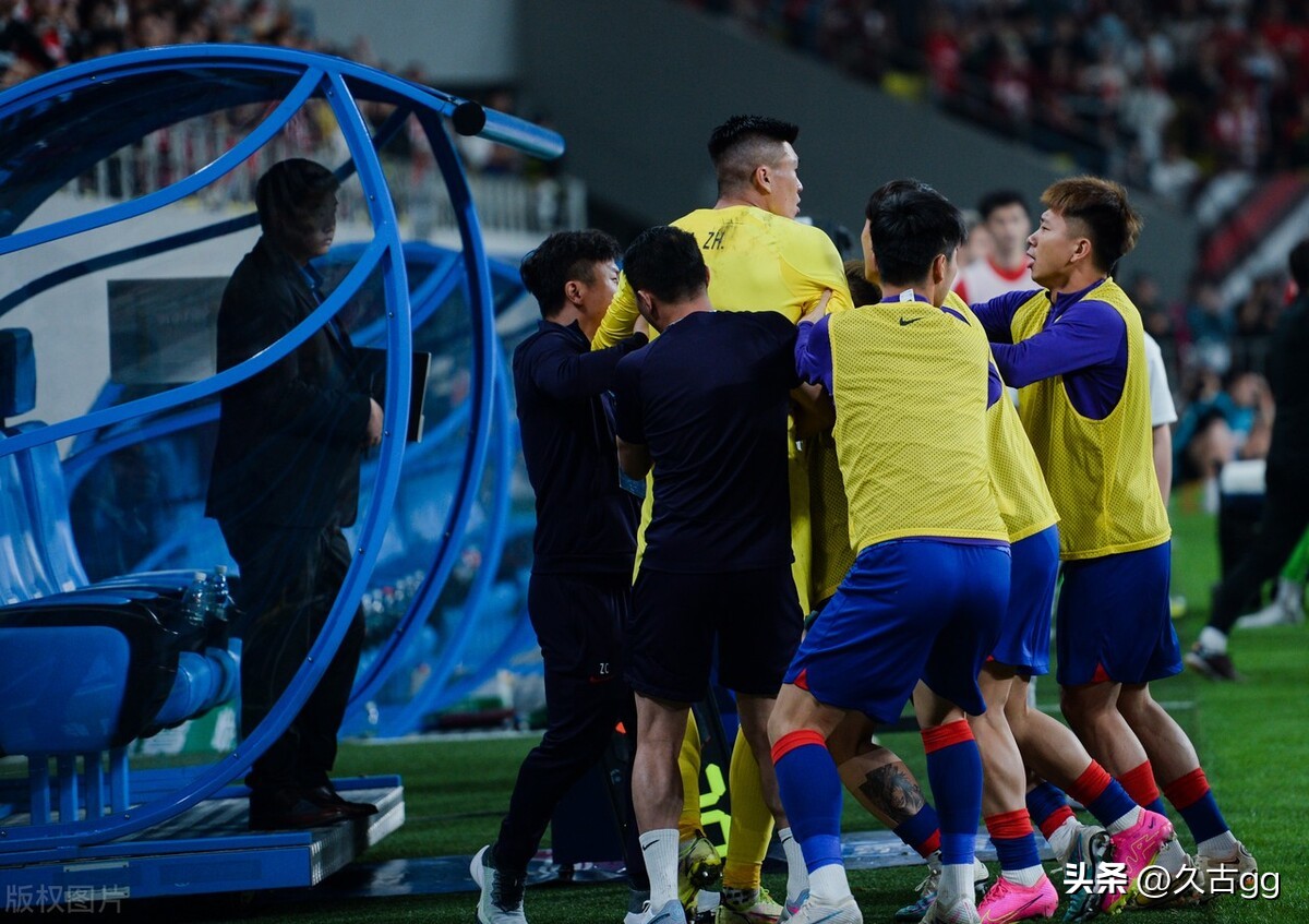 嘴硬？输球+8黄1红吴金贵心不甘，马镇一拳或“打蒙”扬科维奇