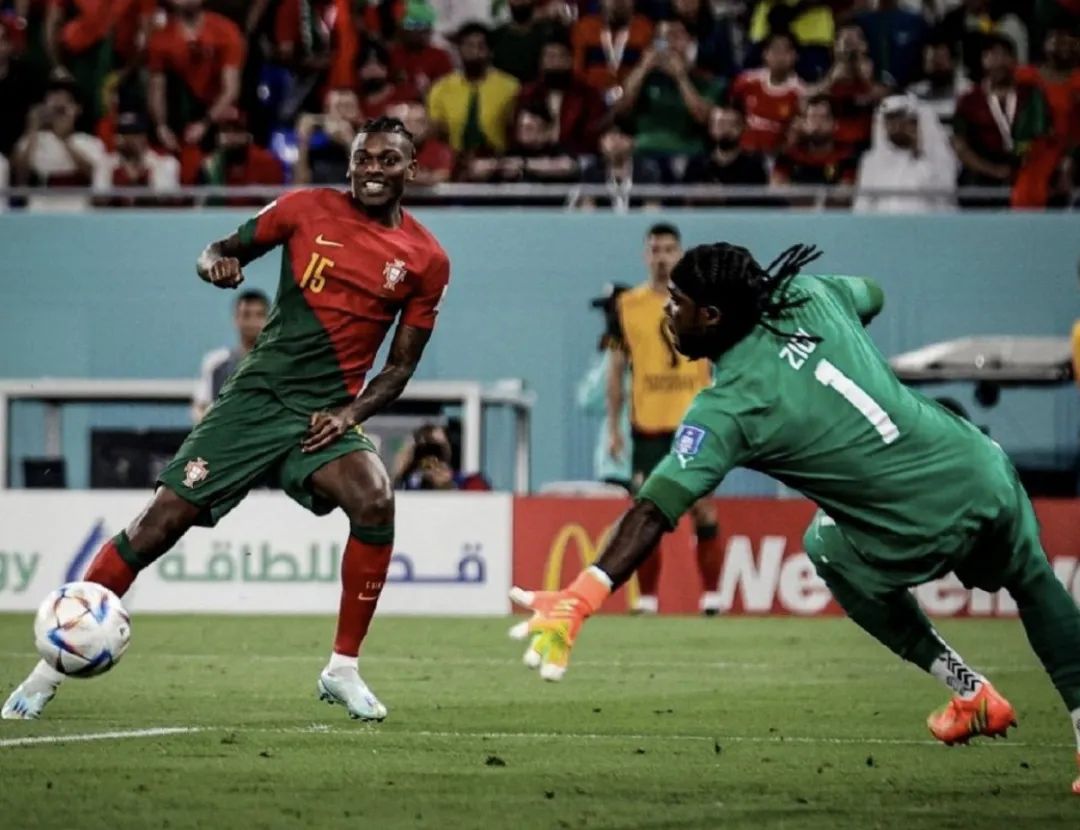 足球名画梅西c罗,c罗回应梅西晒球衣名画