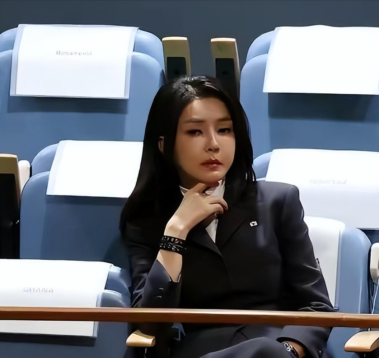 联合国会场惊现韩式*气娃充**娃！韩总统夫人大秀硅胶假脸