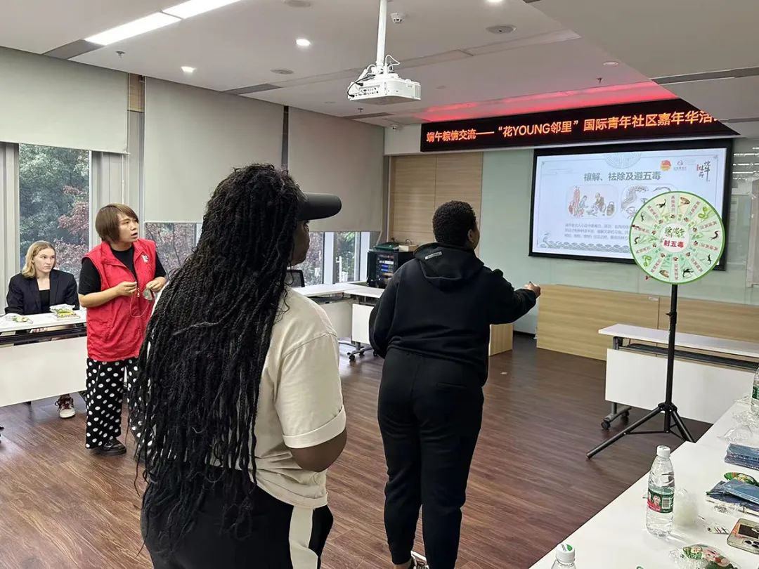 包粽子外国人,包粽子体验手工