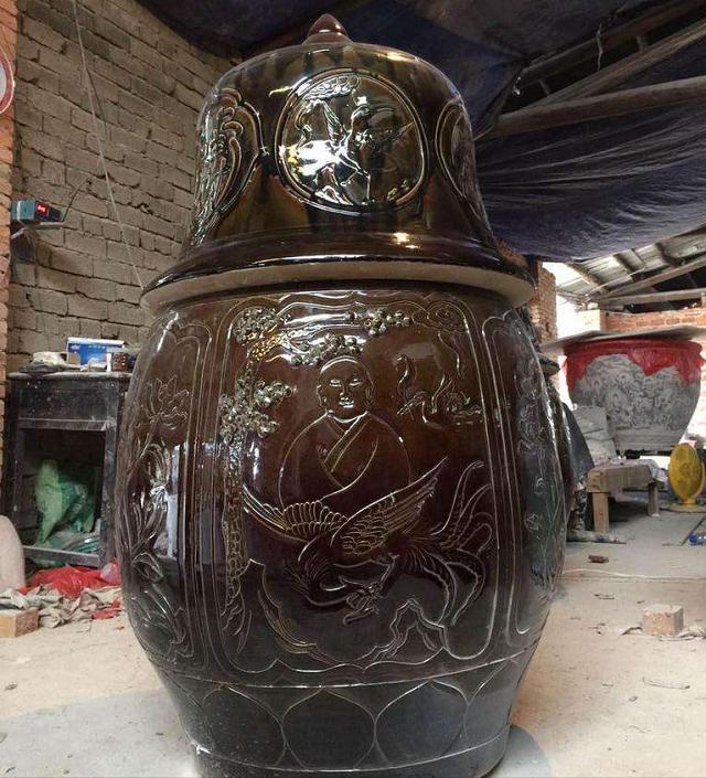 江西孝子为父亲遗体塑金身 (江西男子为父亲塑成金身)