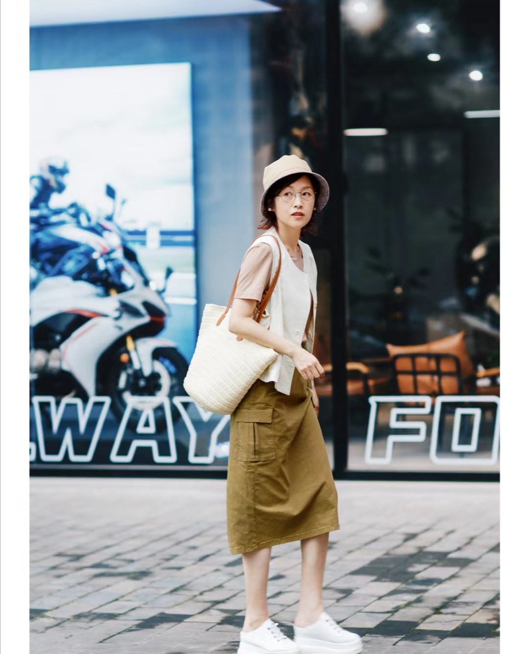 50岁女人有白发剪什么样的发型,四十多岁女人白发多适合什么发型