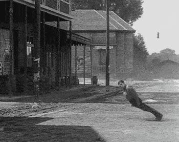 搞笑一刻：美女这波操作我还没见过，难道这样上车有什么说法？