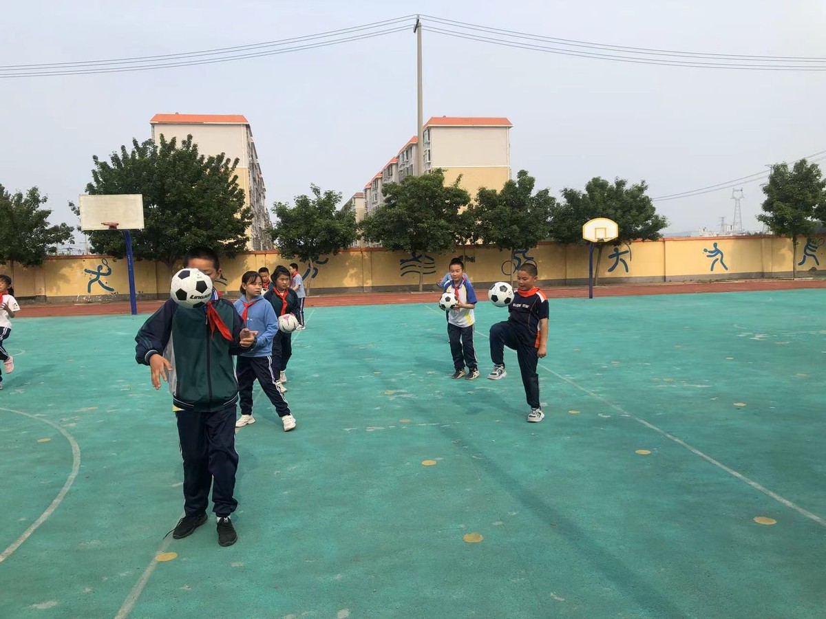乐享体育足球,小学生足球比赛颠球