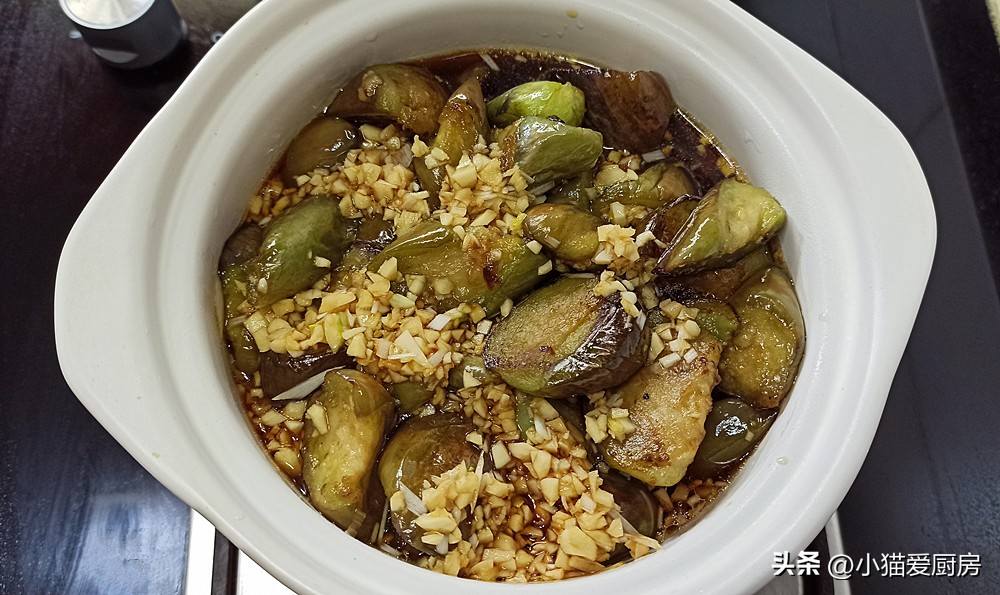 入味香喷喷的茄子煲就可以上桌了,咸鱼茄子煲直接用砂锅的做法