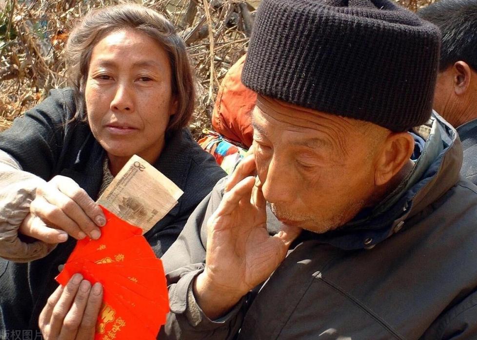 老人给子女发红包一家五万,90后老人发压岁钱