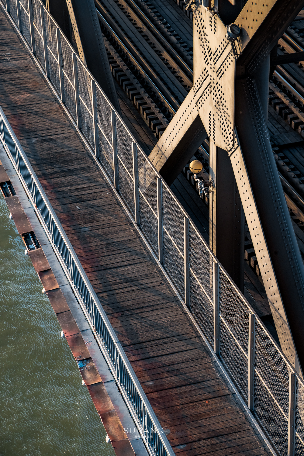 武汉建桥实力世界第一,武汉第一座长江大桥始建于哪一年