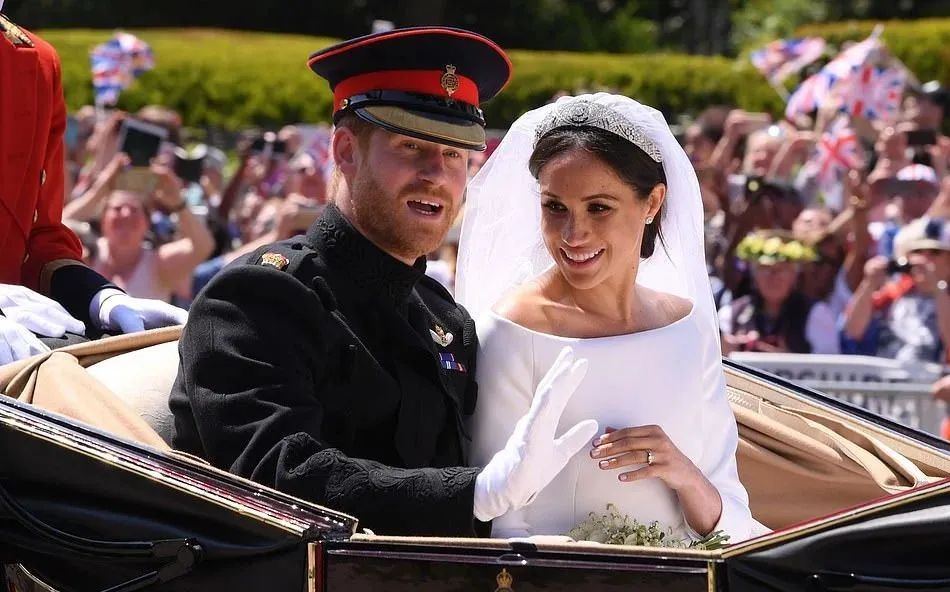 戴安娜为什么要与查尔斯结婚 (戴安娜王妃为什么会跟查尔斯结婚)