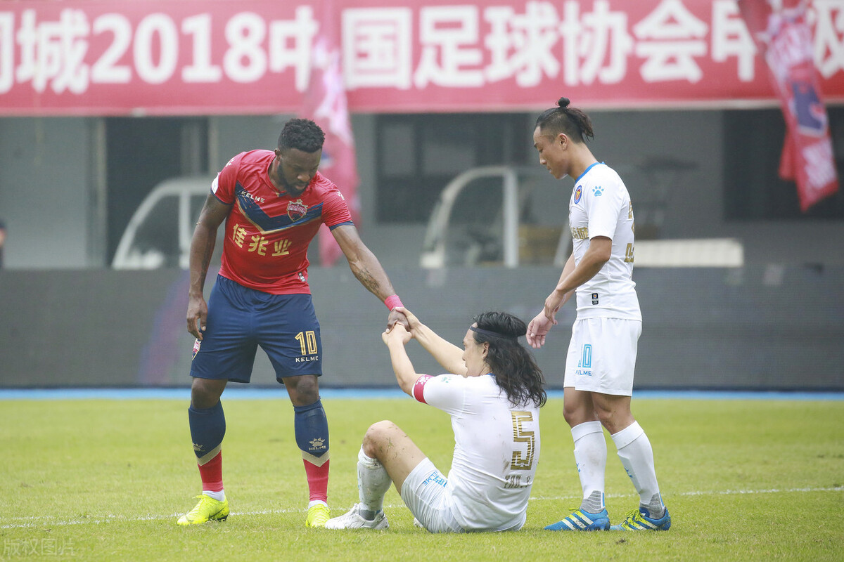 绿城球迷和毅腾球迷大战,前路无知己谁人不识君是什么意思