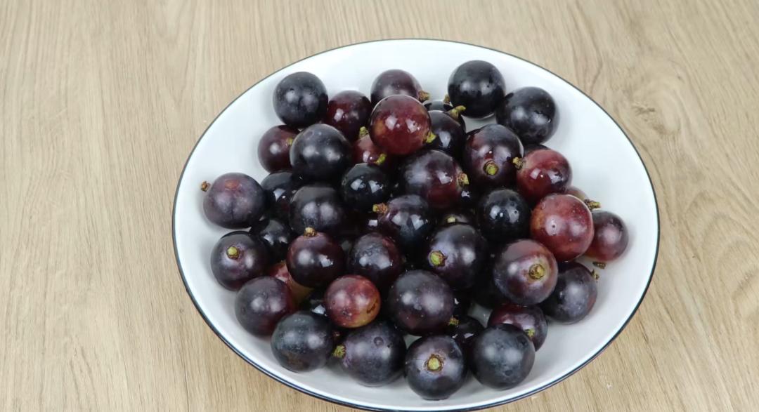 洗葡萄能不能用淀粉洗,洗葡萄时用盐水洗等于吃虫卵